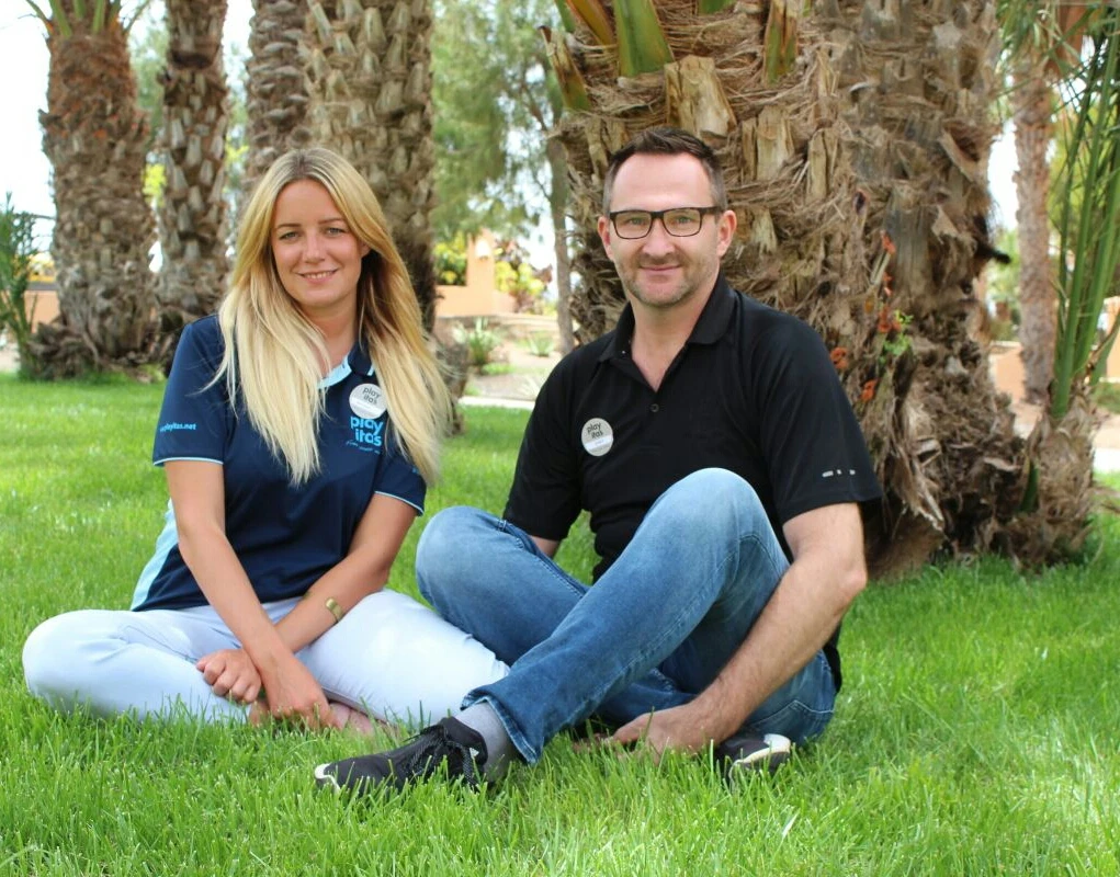Antonia Osburg und Jozef Mego, Gastgeber im Sport- und Surfparadies La Pared poweredbyplayitas