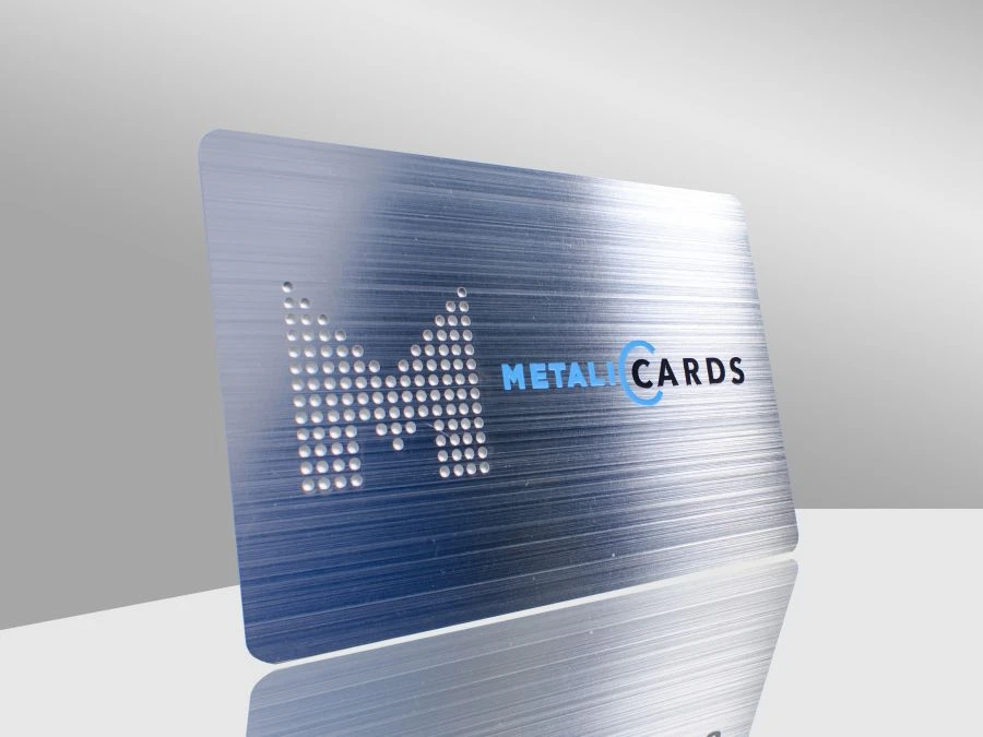 Miniaturbühne der Persönlichkeit: Exklusive Visitenkarten aus Edelstahl von MetalicCards