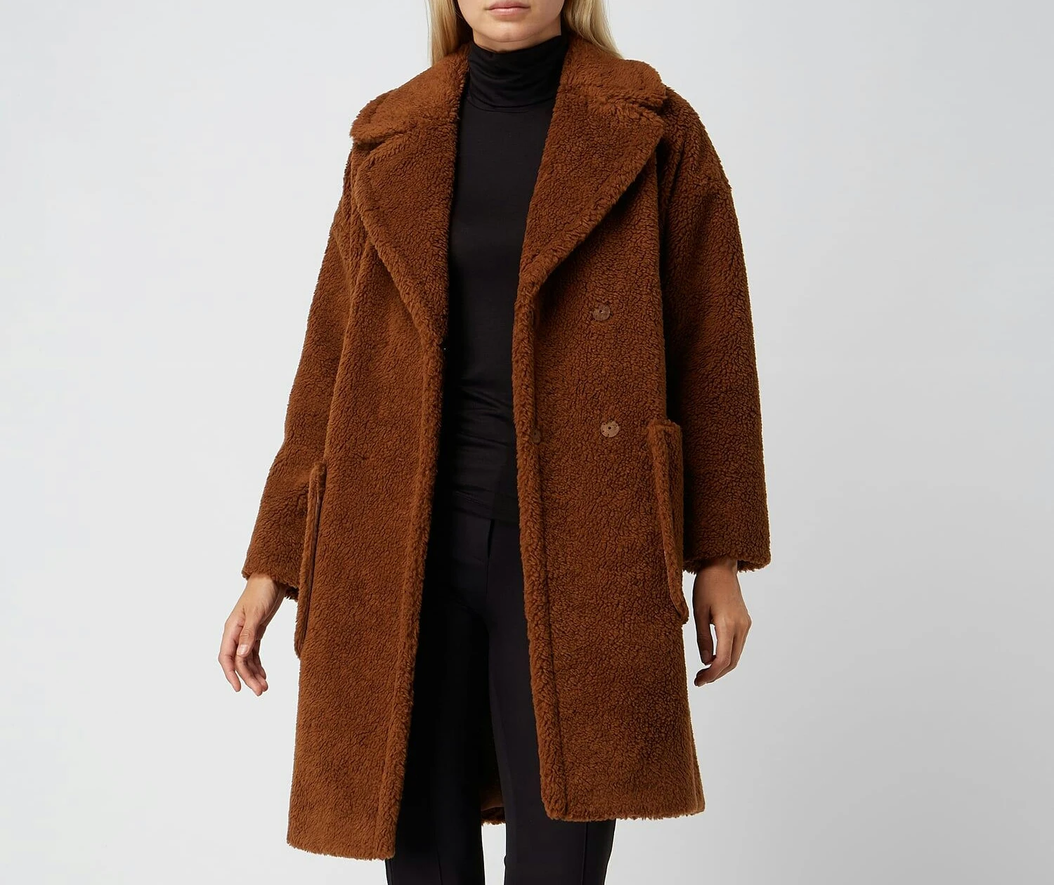 Hält warm und sieht stylisch aus: Kuscheliger Teddyfell-Mantel 
